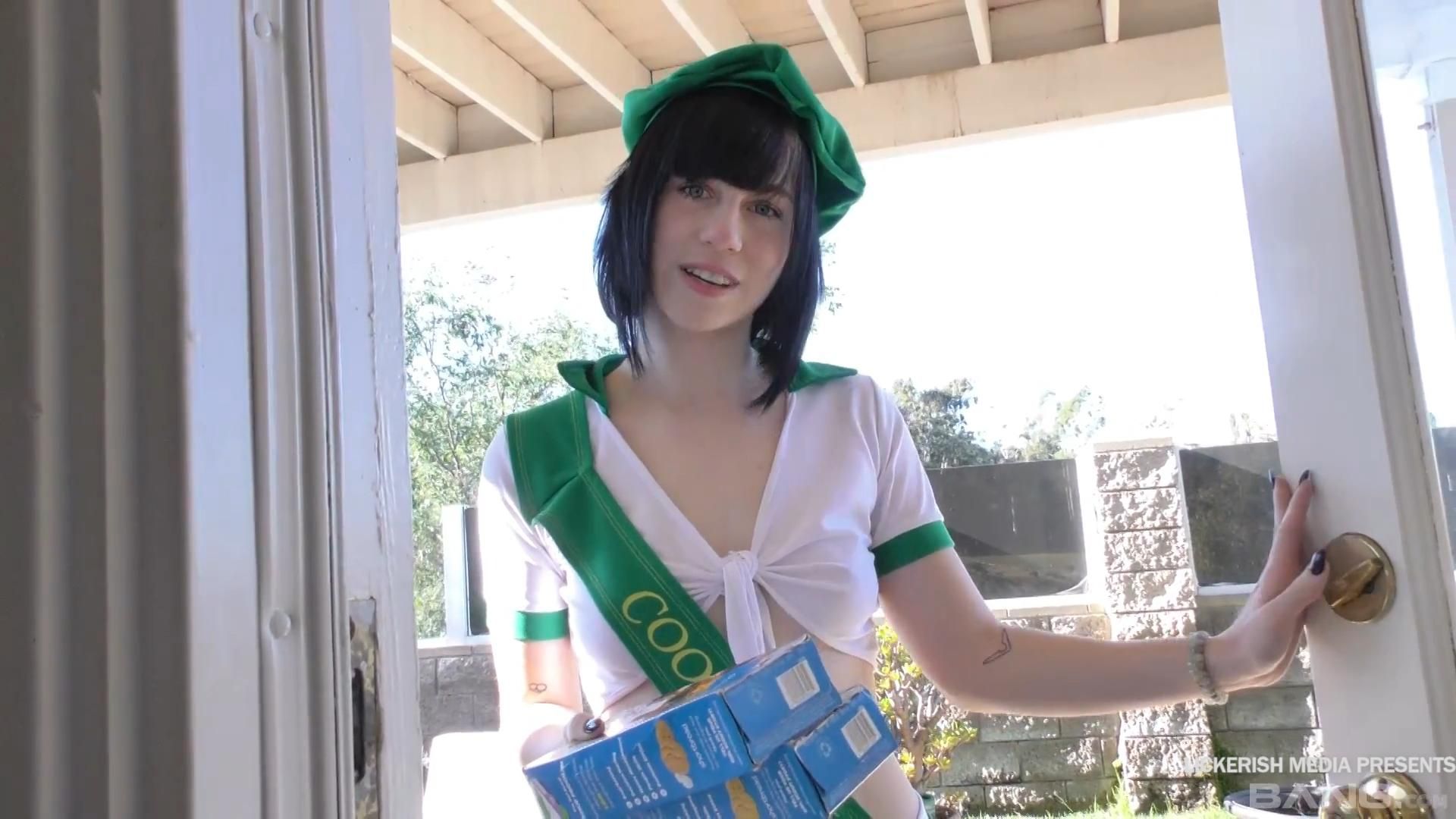 Girl scout Remi gselling cookies